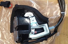 81410A9010 Ổ khóa ngậm cửa sau trái Sedona 