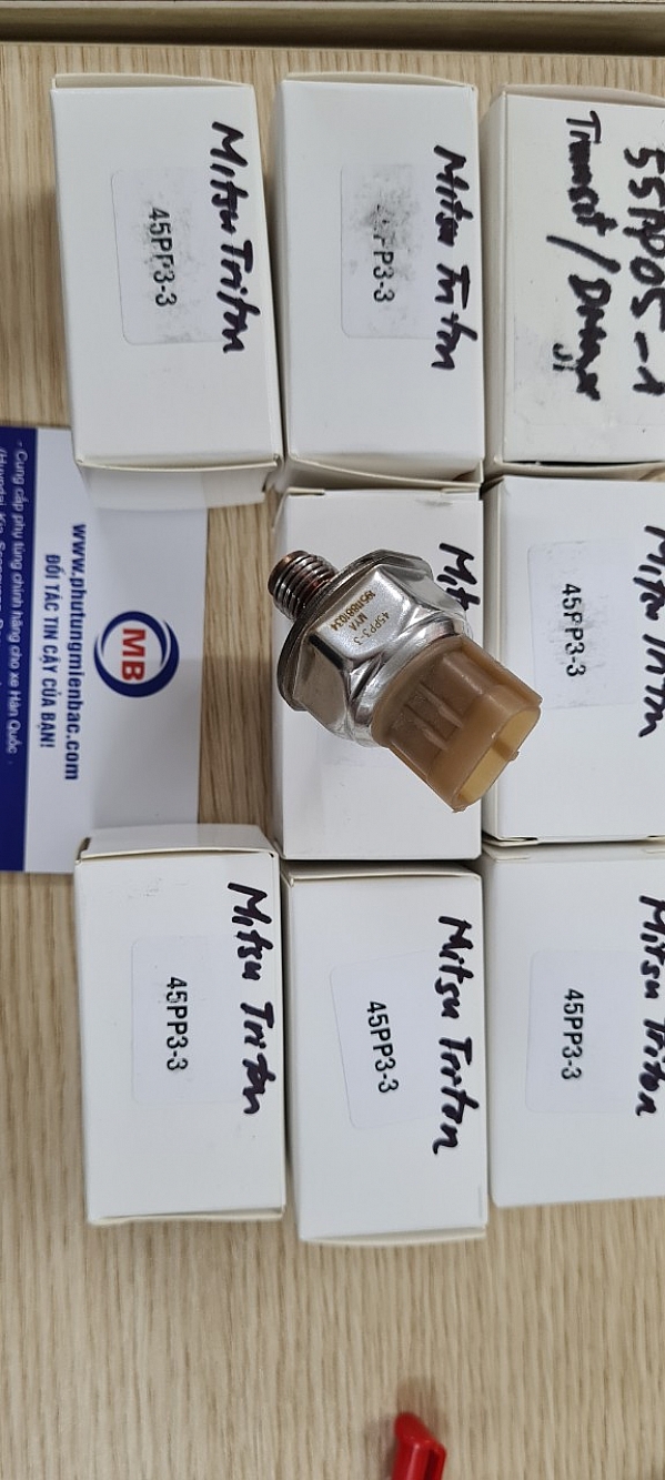 45PP3-3 _Cảm biến áp suất nhiên liệu Mitsu Triton