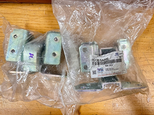 751305A000 Bản lề (bên dưới) cửa tài xế County