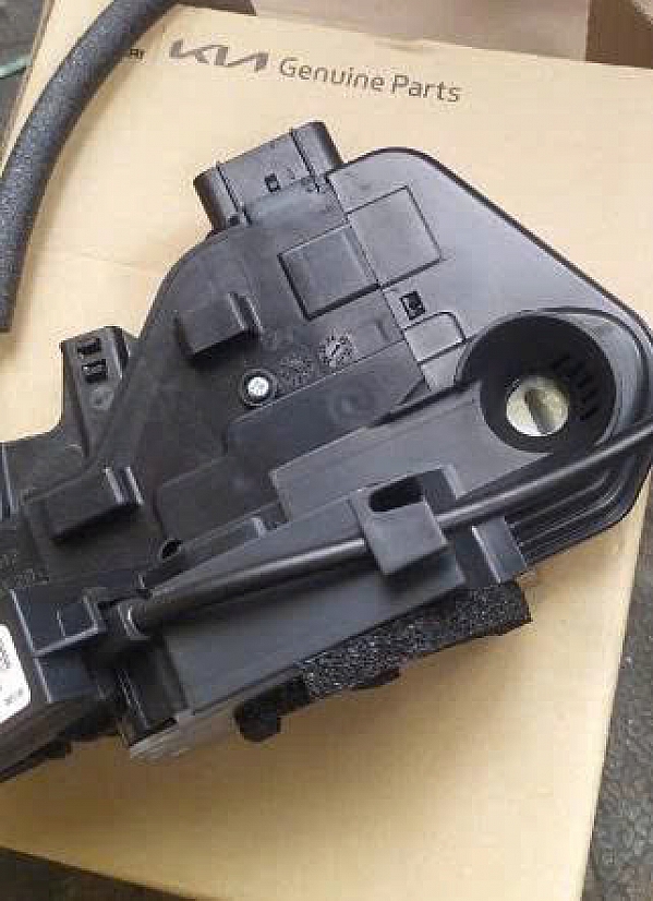 8131059000 Ổ khóa ngậm cửa trước trái Solati 