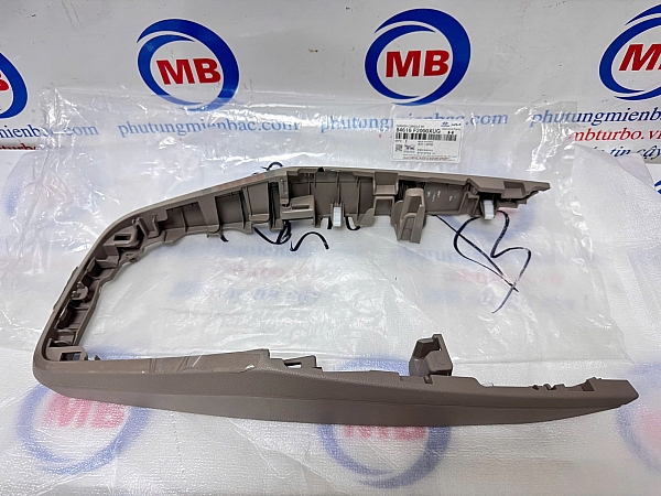 84616F2000XUG Ốp viền khoang cần số Elantra