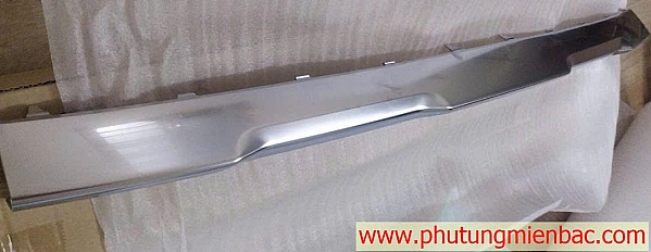 86577S1600 Ốp mạ cản trước giữa Santafe 2021-2024